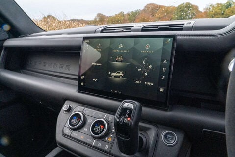 Land Rover Defender V8 Carpathian Edition 14