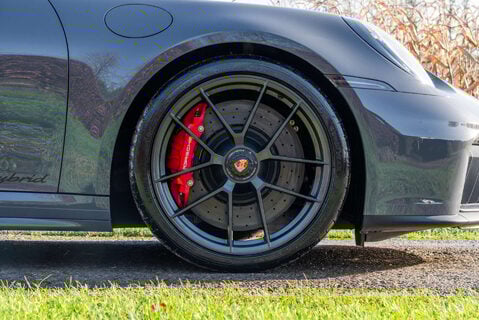 Porsche 911 Carrera 4 GTS HEV 6