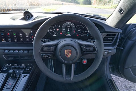 Porsche 911 Carrera 4 GTS HEV 12