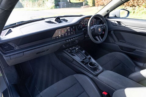 Porsche 911 Carrera 4 GTS HEV 8