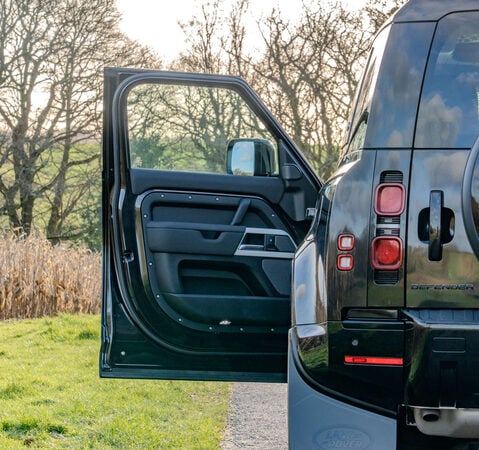 Land Rover Defender P400e XS Edition PHEV 1