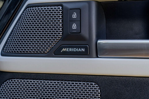 Land Rover Defender P400e XS Edition PHEV 18