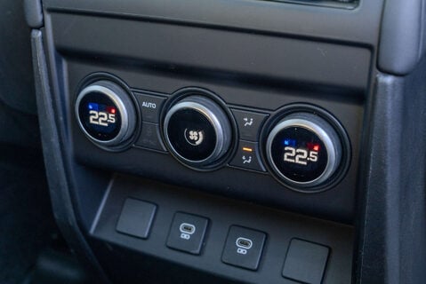 Land Rover Defender P400e XS Edition PHEV 21