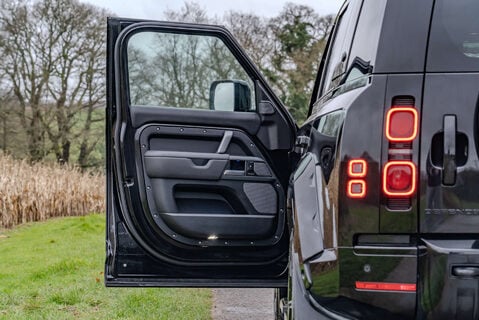 Land Rover Defender D300 X-Dynamic HSE URBAN 7