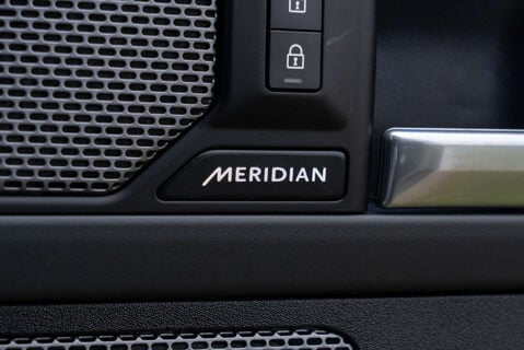 Land Rover Defender D300 X-Dynamic HSE URBAN 17