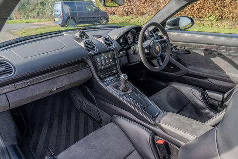 Porsche 718 Cayman GT4 8