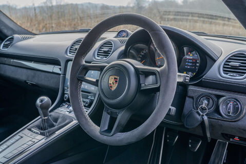 Porsche 718 Cayman GT4 13