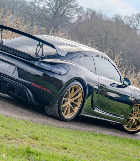 Porsche 718 Cayman GT4 1