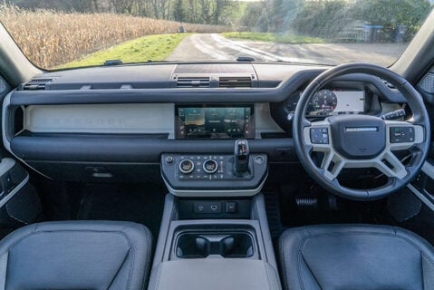 Land Rover Defender P400e XS Edition 12