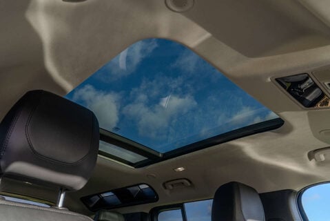 Land Rover Defender P400e XS Edition 22