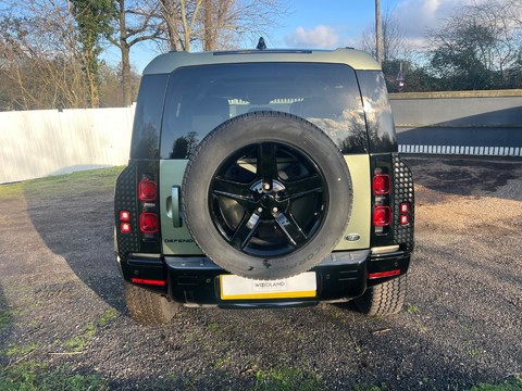 Land Rover Defender SE 15