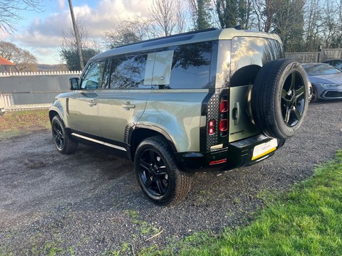 Land Rover Defender SE 17