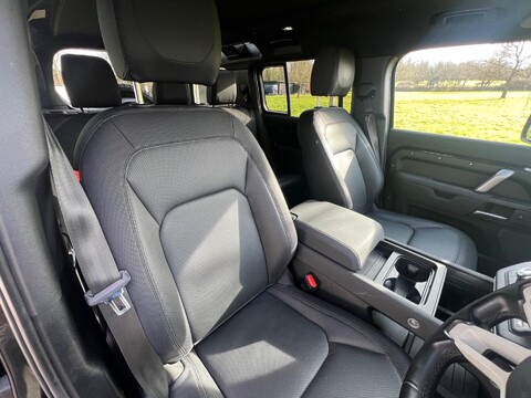Land Rover Defender X-DYNAMIC S 32