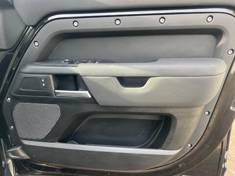 Land Rover Defender X-DYNAMIC S 41