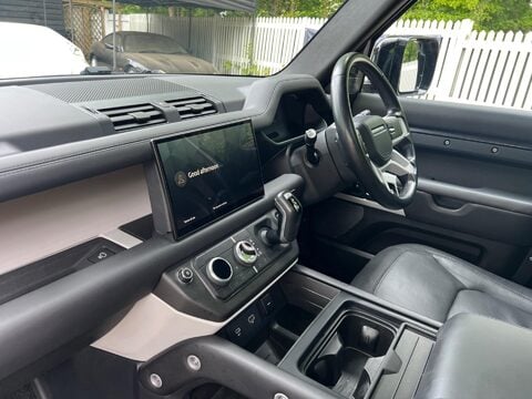 Land Rover Defender 3.0 D250 MHEV X-Dynamic HSE Auto 4WD Euro 6 (s/s) 5dr 33