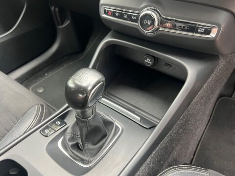 Volvo XC40 T3 MOMENTUM 32