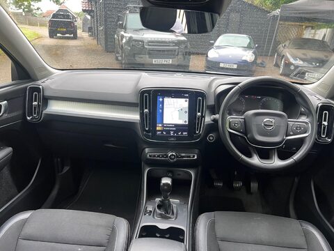 Volvo XC40 T3 MOMENTUM 33