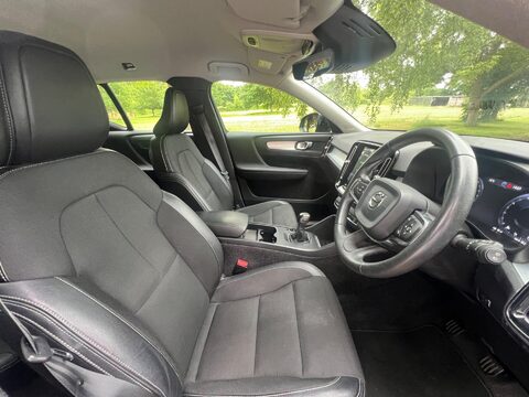 Volvo XC40 T3 MOMENTUM 37