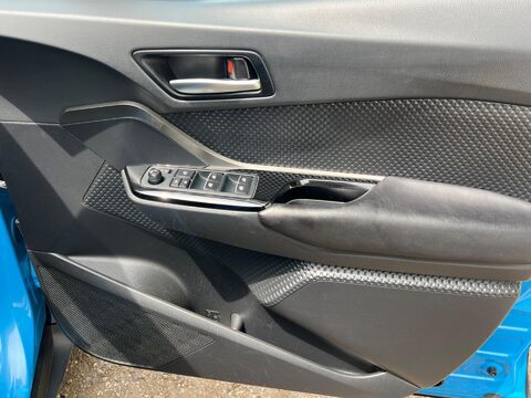 Toyota C-HR DYNAMIC 38