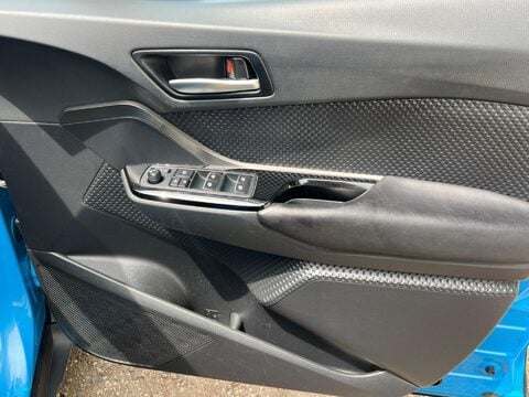 Toyota C-HR DYNAMIC 38