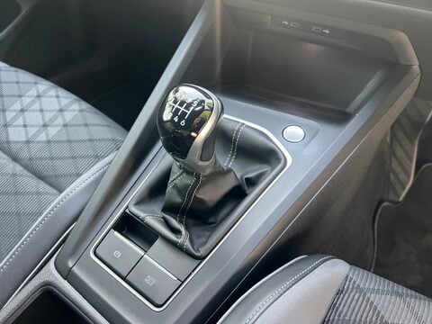 Volkswagen Golf R-LINE TSI 40
