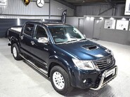 Toyota Hilux INVINCIBLE 4X4 D-4D DCB 4