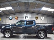 Toyota Hilux INVINCIBLE 4X4 D-4D DCB 12