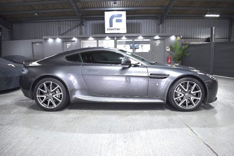 Aston Martin Vantage V8 18