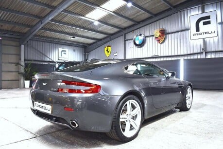 Aston Martin Vantage V8 21