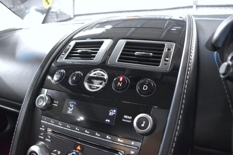 Aston Martin Vantage V8 31