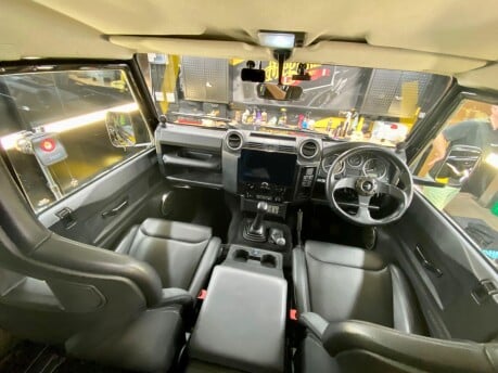 Land Rover Defender TD XS DCB 12