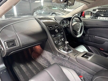 Aston Martin Vantage V8 37
