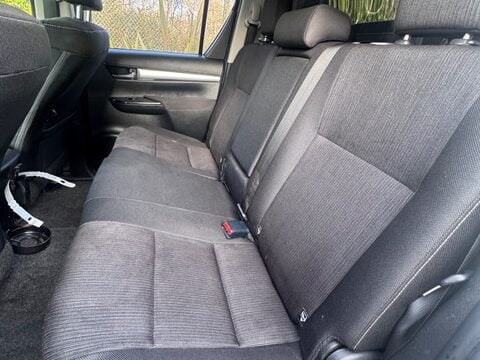 Toyota Hilux INVINCIBLE 4WD D-4D DCB 14