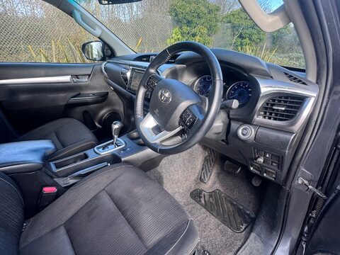 Toyota Hilux INVINCIBLE 4WD D-4D DCB 9
