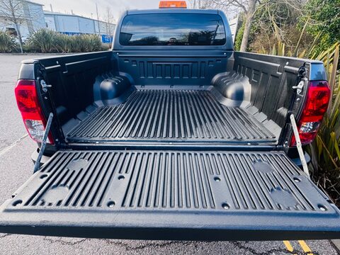 Toyota Hilux INVINCIBLE 4WD D-4D DCB 7