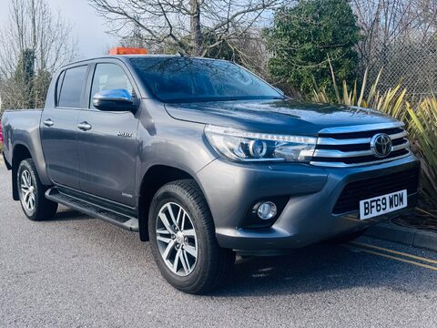 Toyota Hilux INVINCIBLE 4WD D-4D DCB 1