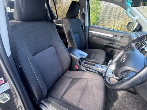 Toyota Hilux INVINCIBLE 4WD D-4D DCB 8