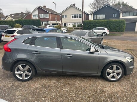 Volvo V40 2.0 T2 R-Design Nav Plus Euro 6 (s/s) 5dr 9