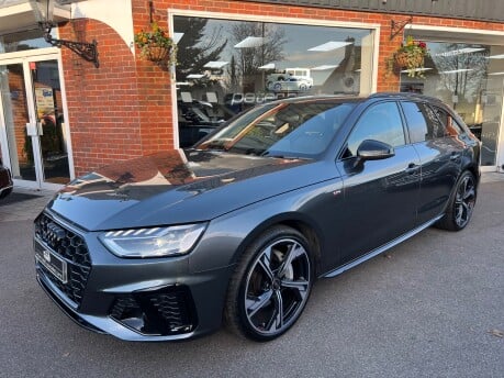 Audi A4 AVANT TFSI S LINE BLACK EDITION MHEV 2