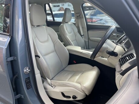 Volvo XC90 2.0 B5 MHEV Plus SUV 5dr Petrol Hybrid Auto 4WD Euro 6 (s/s) (250 ps) 42