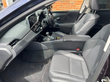 Lexus Es 2.5 300h Saloon 4dr Petrol Hybrid Euro 6 (s/s) (218 ps) 18