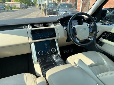 Land Rover Range Rover 3.0 SD V6 Vogue SUV 5dr Diesel Auto 4WD Euro 6 (s/s) (275 ps) 3