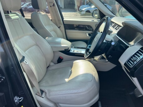 Land Rover Range Rover 3.0 SD V6 Vogue SUV 5dr Diesel Auto 4WD Euro 6 (s/s) (275 ps) 26