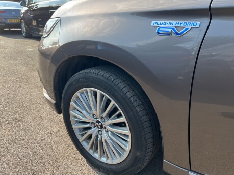 Mitsubishi Outlander 2.4h TwinMotor 13.8kWh Dynamic Safety SUV 5dr Petrol Plug-in Hybrid CVT 4WD 4