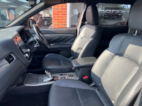 Mitsubishi Outlander 2.4h TwinMotor 13.8kWh Dynamic Safety SUV 5dr Petrol Plug-in Hybrid CVT 4WD 14
