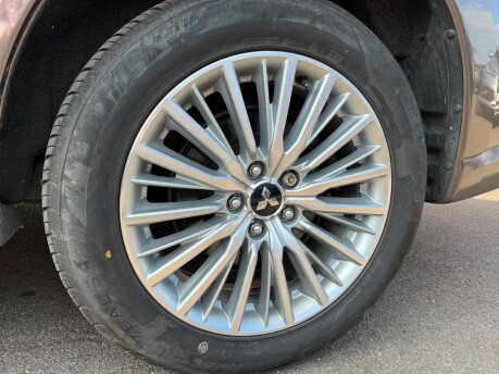 Mitsubishi Outlander 2.4h TwinMotor 13.8kWh Dynamic Safety SUV 5dr Petrol Plug-in Hybrid CVT 4WD 16