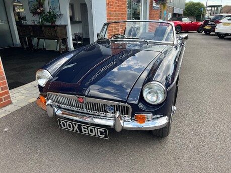 MG B ROADSTER 4