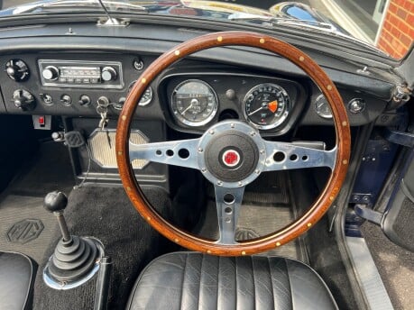 MG B ROADSTER 27