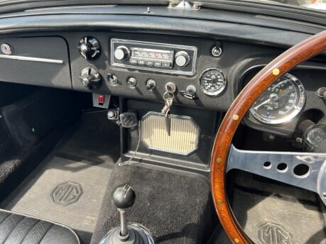 MG B ROADSTER 28