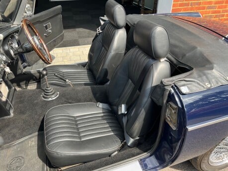 MG B ROADSTER 32